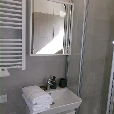 Cozy Prague Airport- 5 Minute Drive From Airport Apartmán