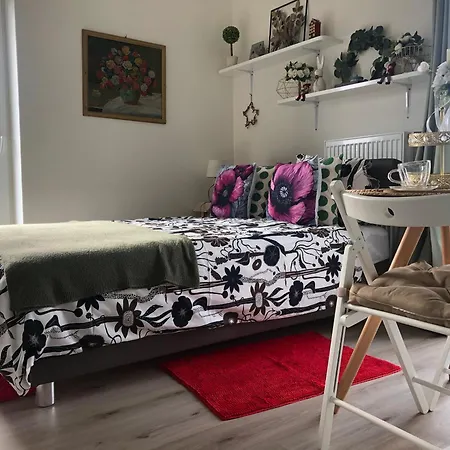 Cozy Prague Airport- 5 Minute Drive From Airport